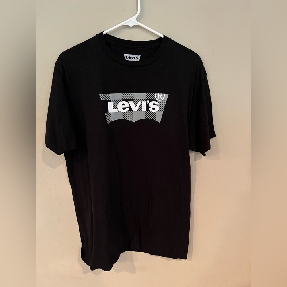 LEVI’S BLACK T-SHIRT